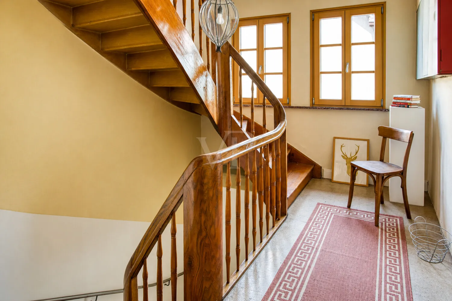 Treppenhaus mit gewendelter Holztreppe