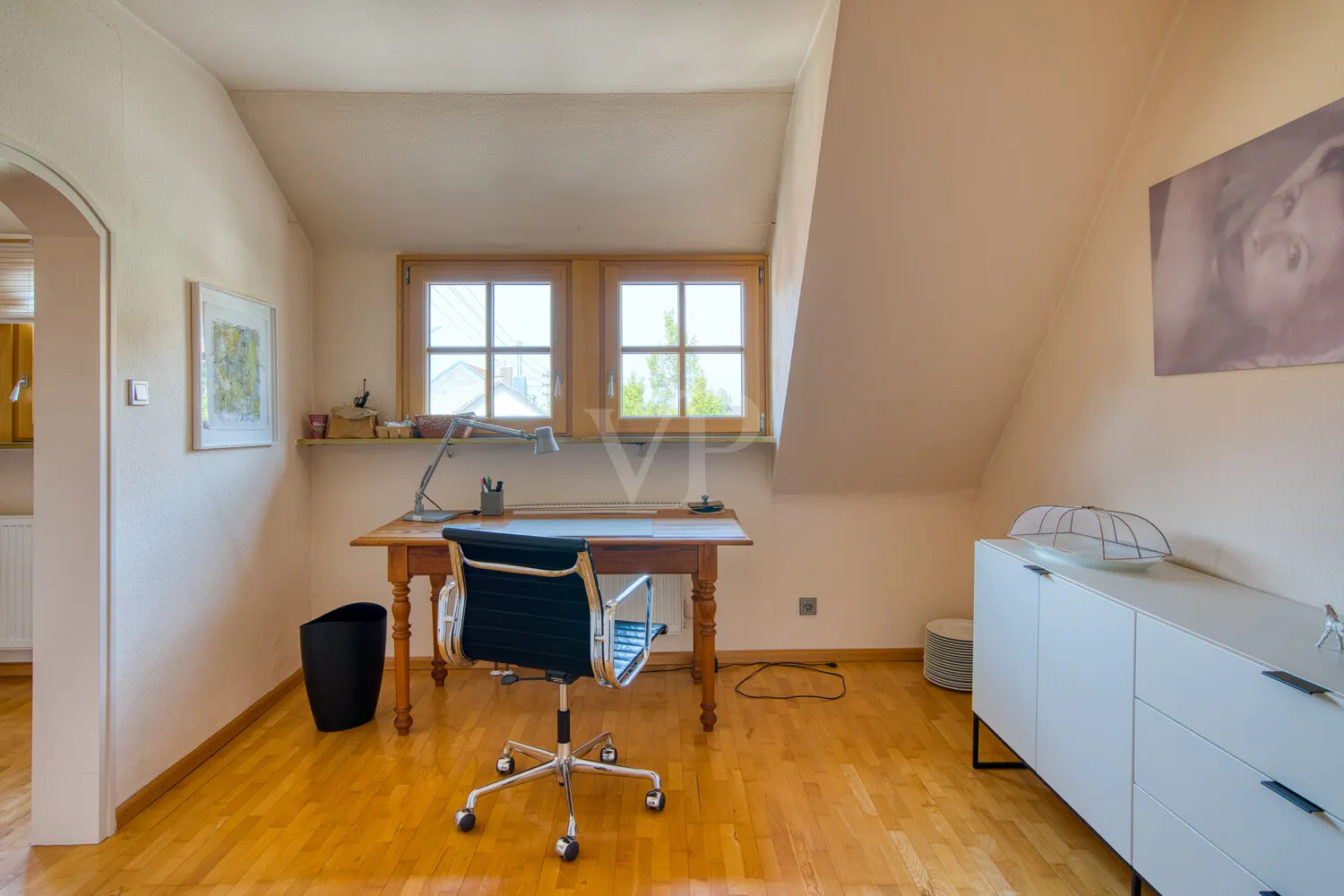 Ruhiges Arbeitszimmer unter der Dachschräge mit Parkettboden