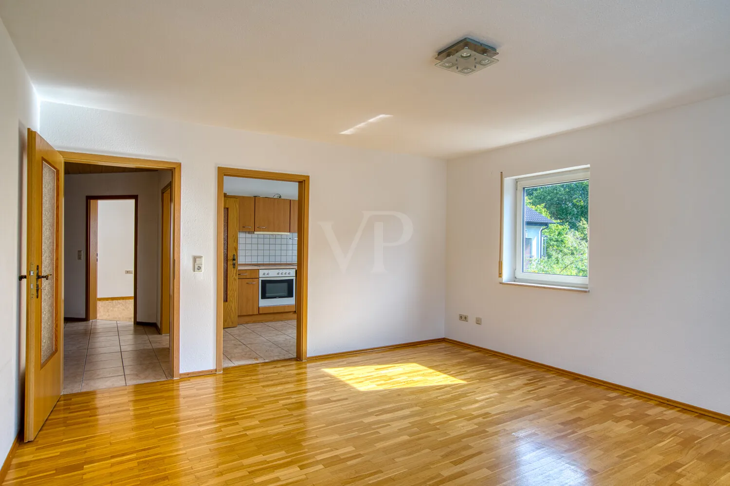 Wohnzimmer mit Zugang zur Küche