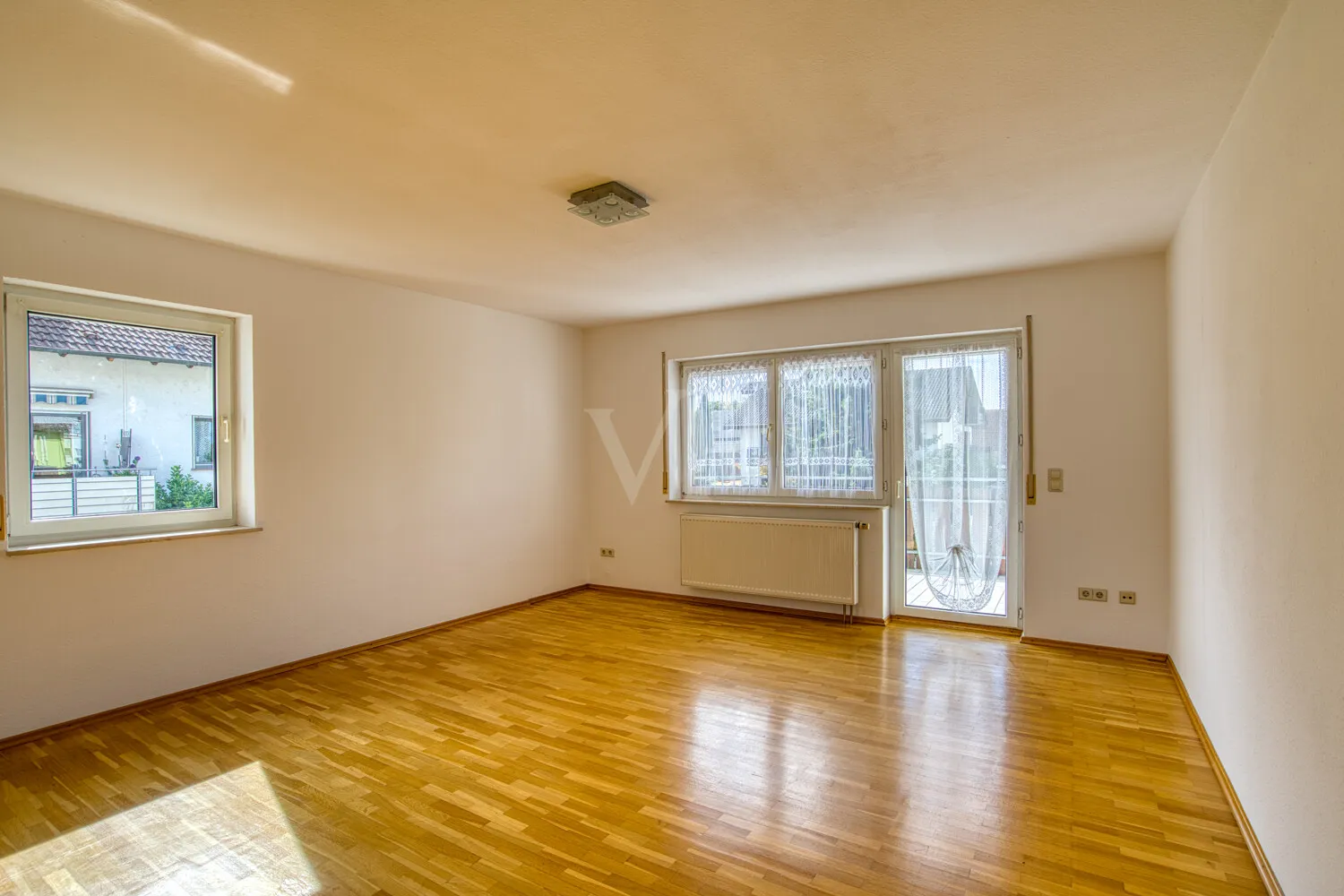Wohnzimmer mit Zugang zum Balkon