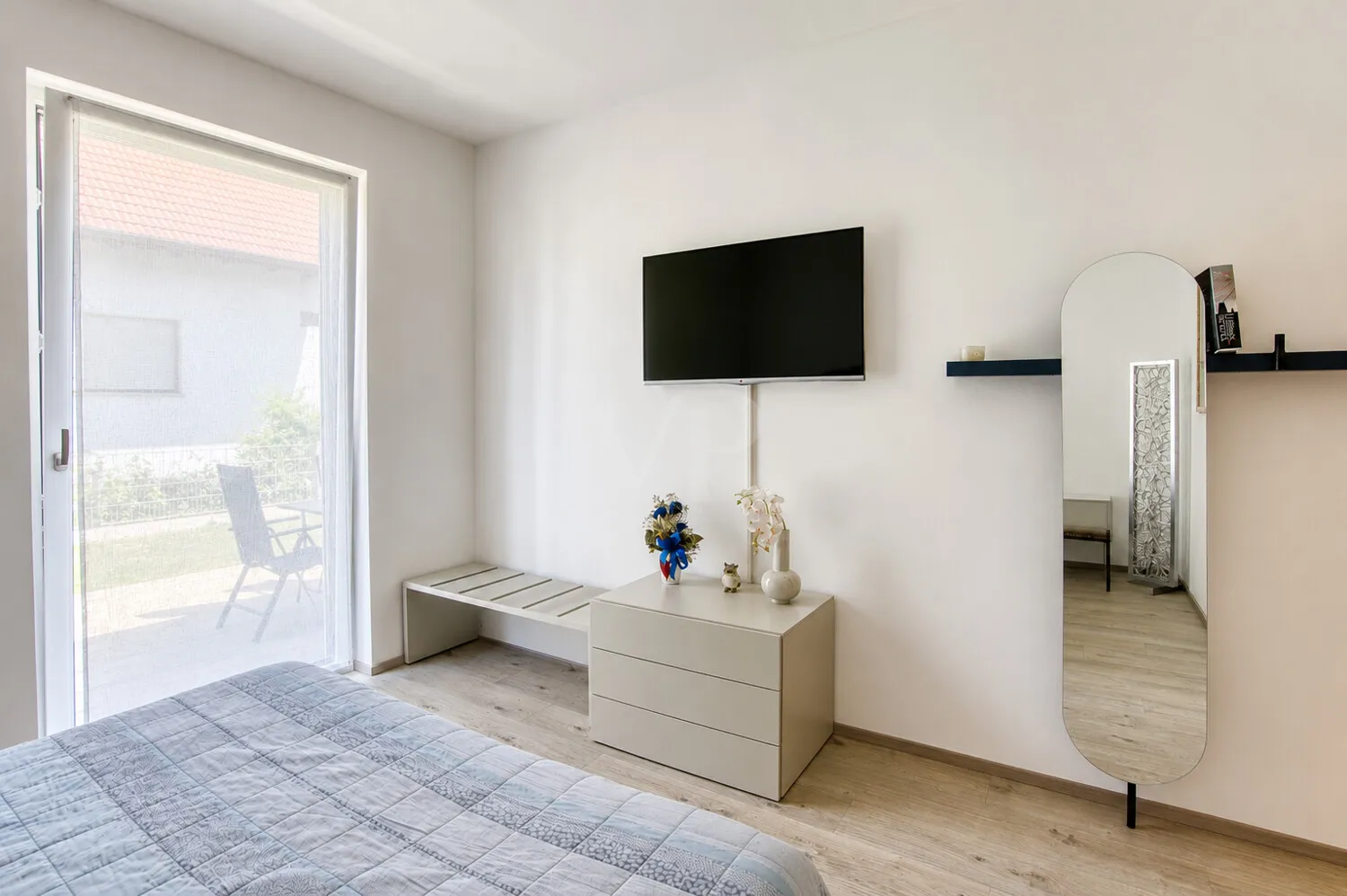 Schlafzimmer mit Zugang zur Terrasse