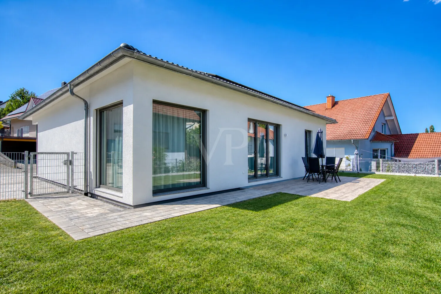 Modernes Haus mit Garten und Terrasse
