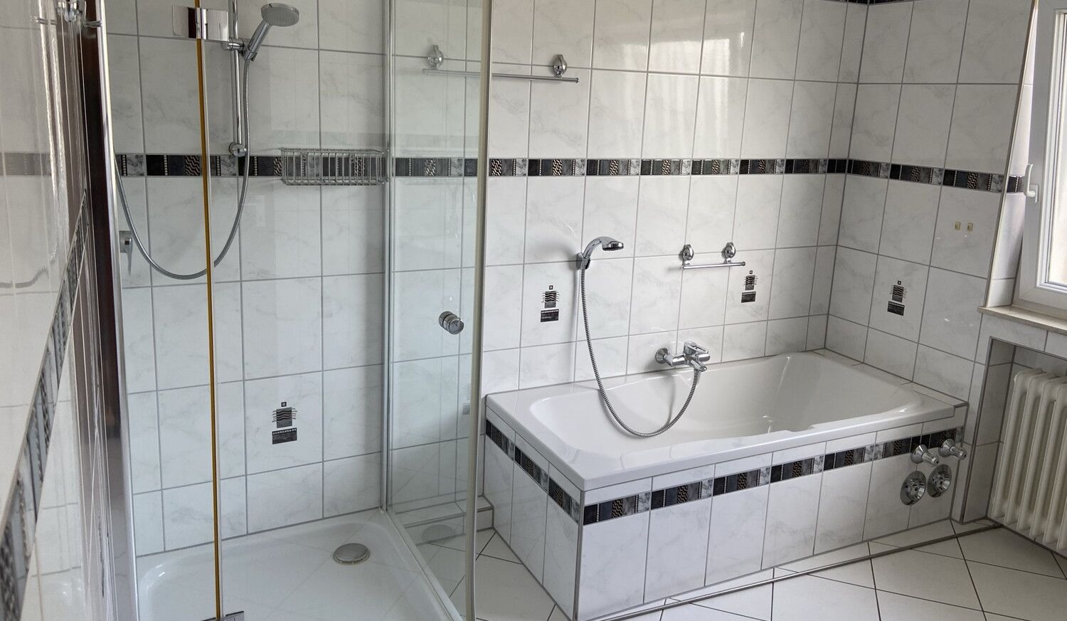 Bad mit Dusche und Wanner