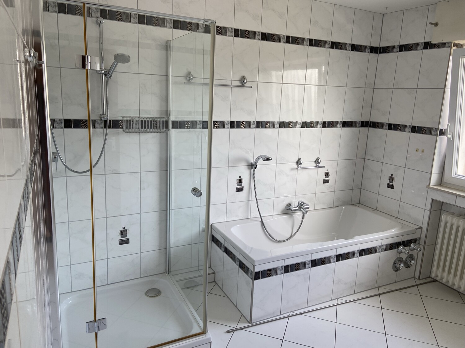 Bad mit Dusche und Wanner