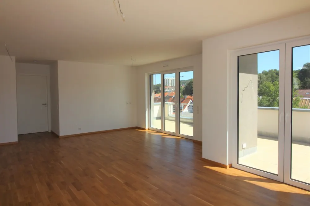 Wohnraum und Tür Rt. Bad, Ankleide, Schlafzimmer