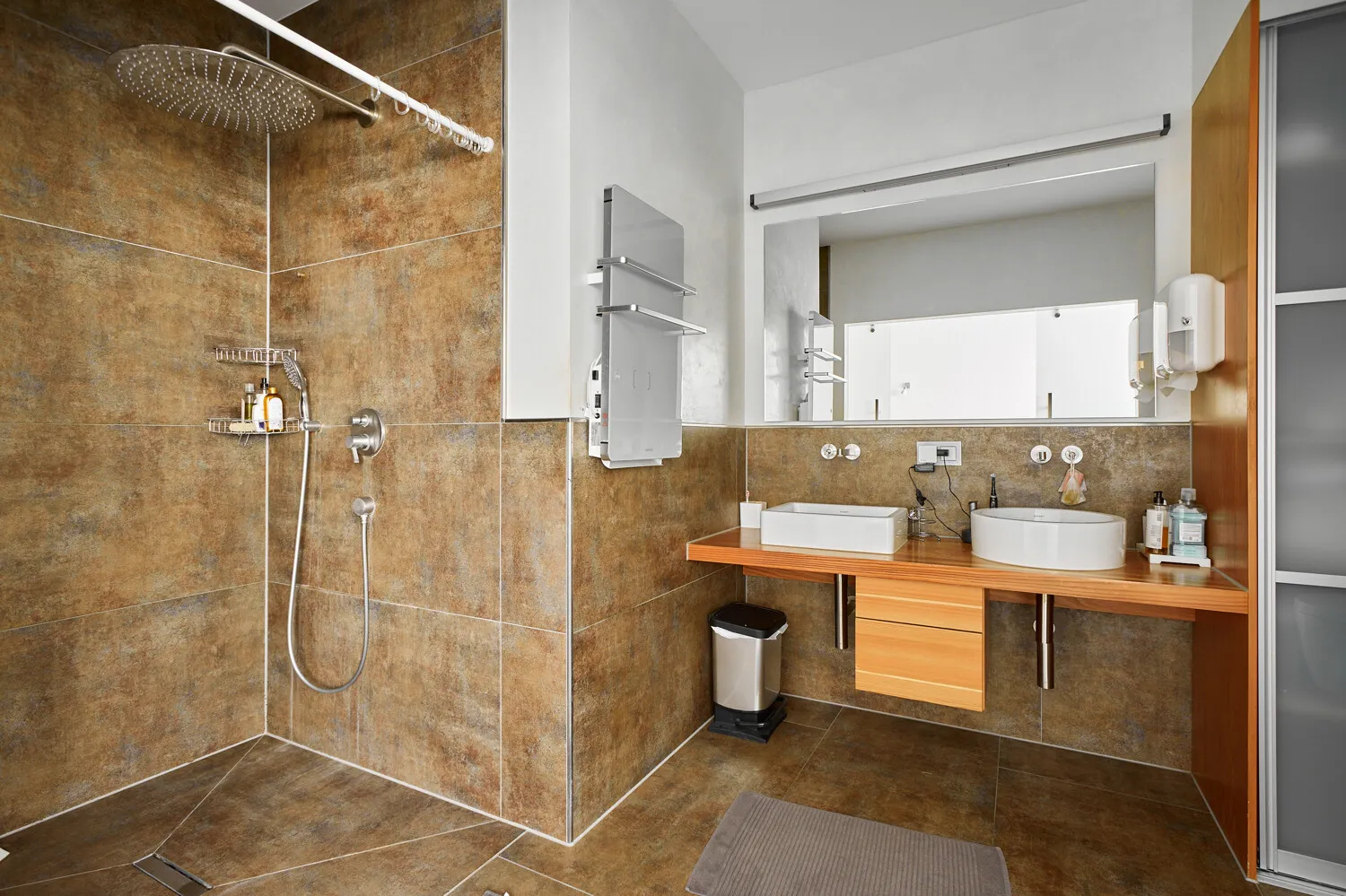 Bodentiefe große Dusche