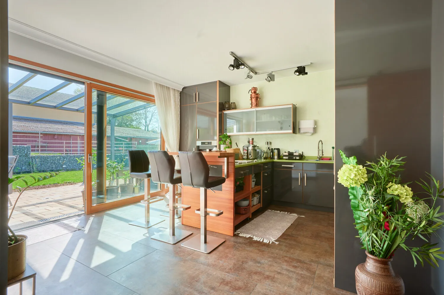 Küche mit Terrassenzugang