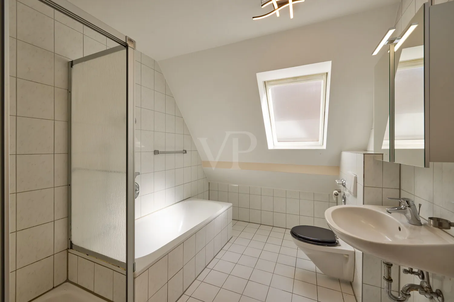 Bad mit Dusche und Badewanne