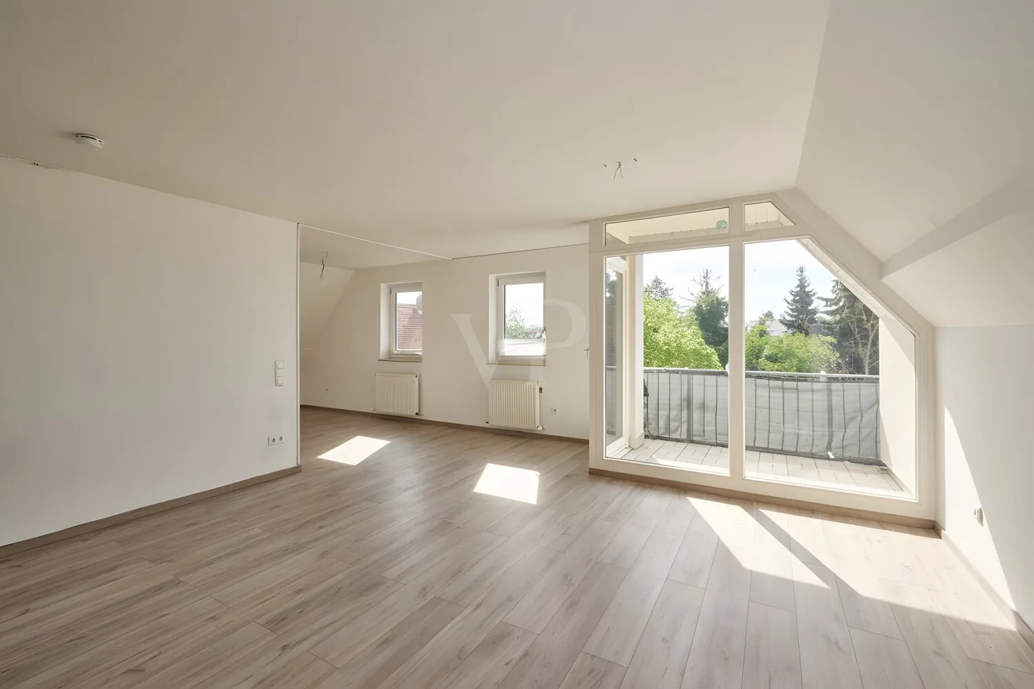 Helles Wohnzimmer mit Balkon