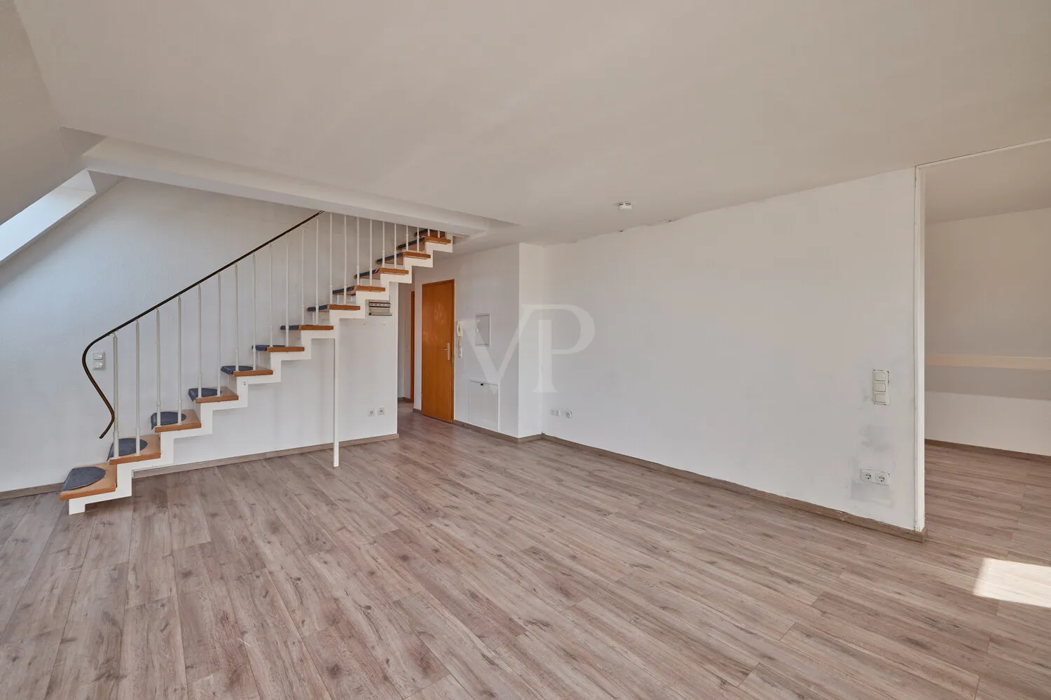 Wohnbereich mit Treppe ins Dachgeschoss