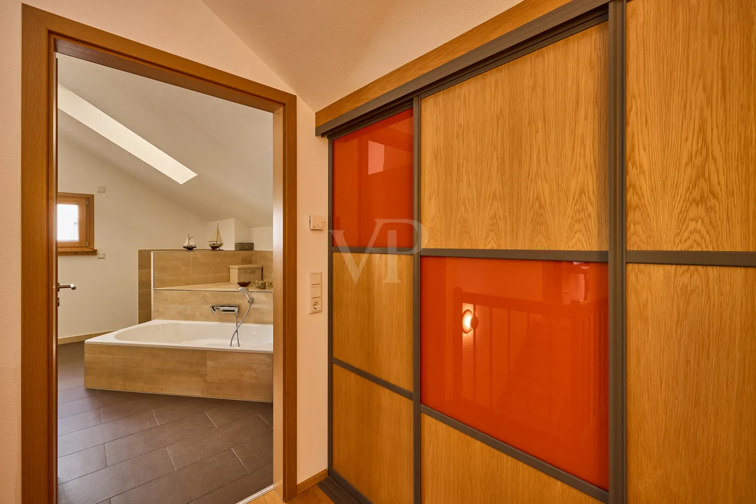 Eingang zum Hauptbadezimmer im OG