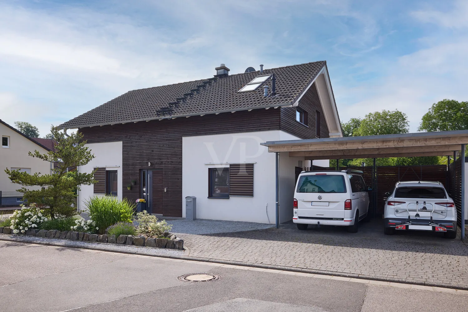 Außenbereich mit Doppelcarport
