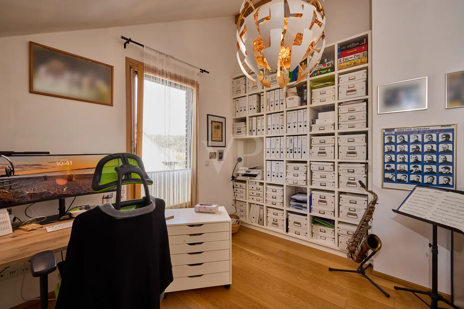 Helles Arbeitszimmer