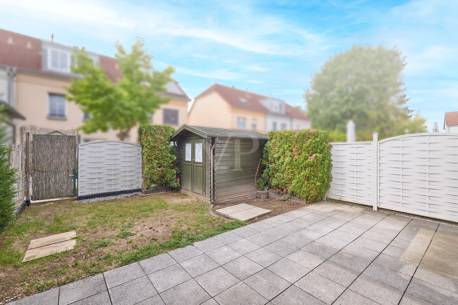 Terrasse mit Garten