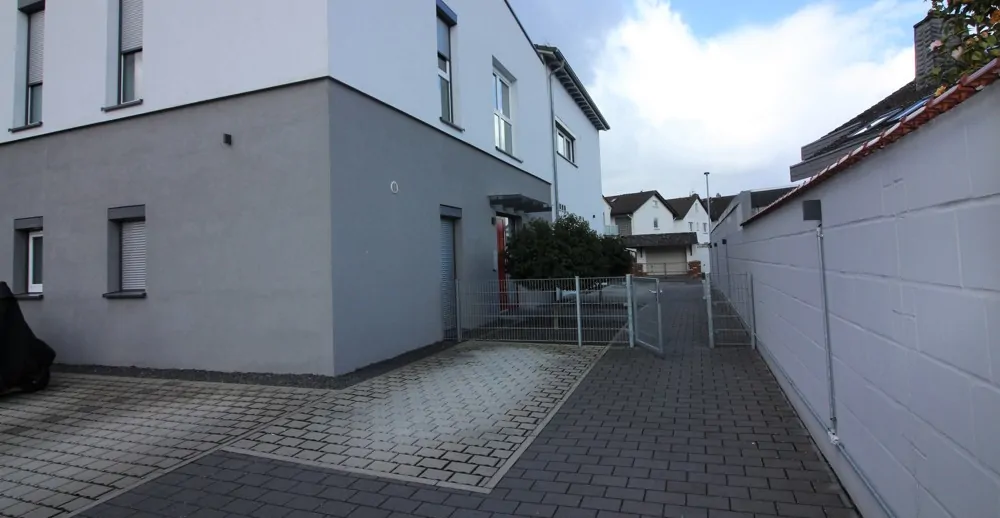 Hausrückseite u. Hauseingangsbereich