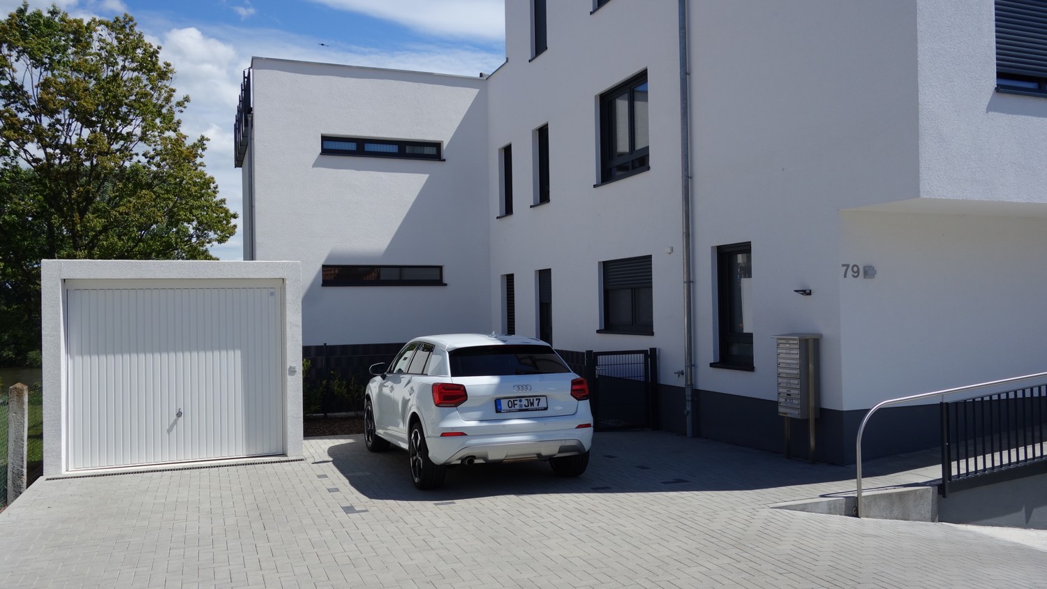 Garage und Freiplatz