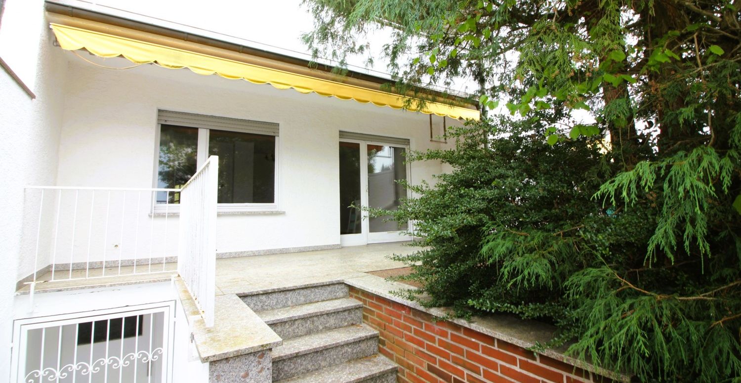 Hausrückseite mit Terrasse