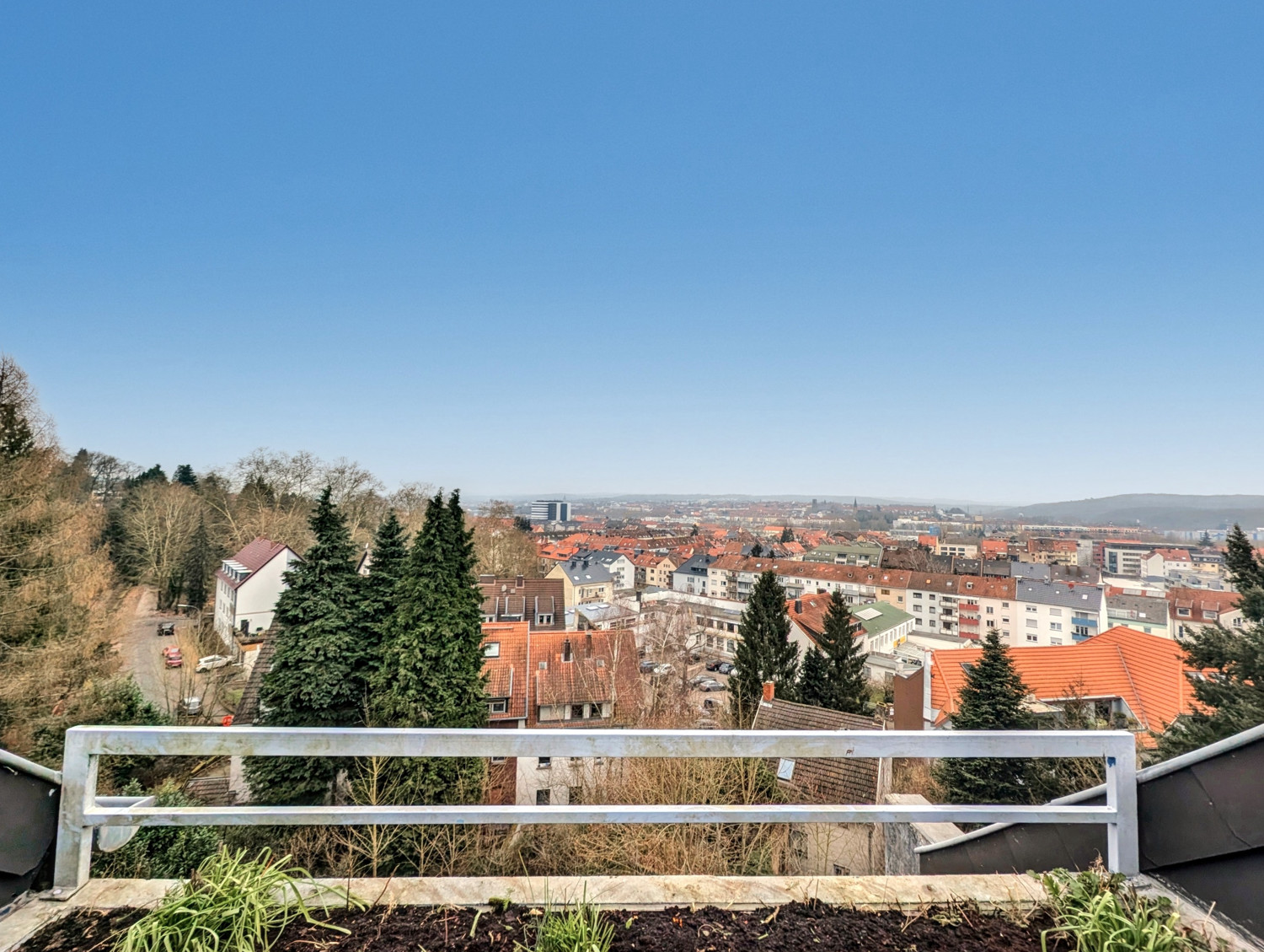 Helle 2-Zimmer-Wohnung mit Panoramaausblick – Ideal für Kapitalanleger