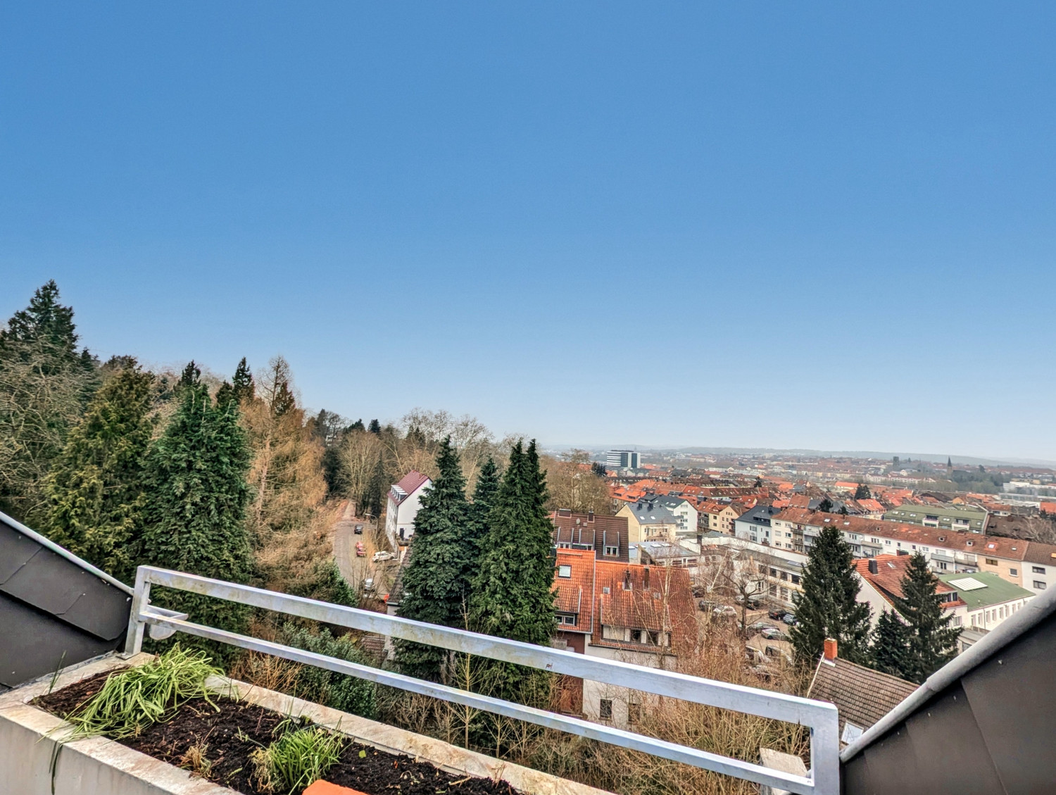 Helle 2-Zimmer-Wohnung mit Panoramaausblick – Ideal für Kapitalanleger