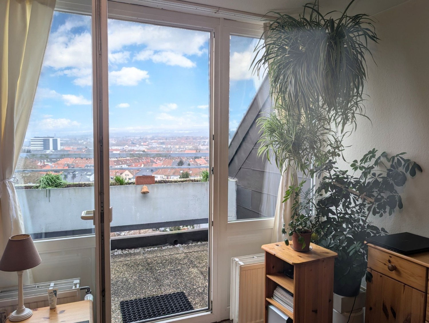 Helle 2-Zimmer-Wohnung mit Panoramaausblick – Ideal für Kapitalanleger