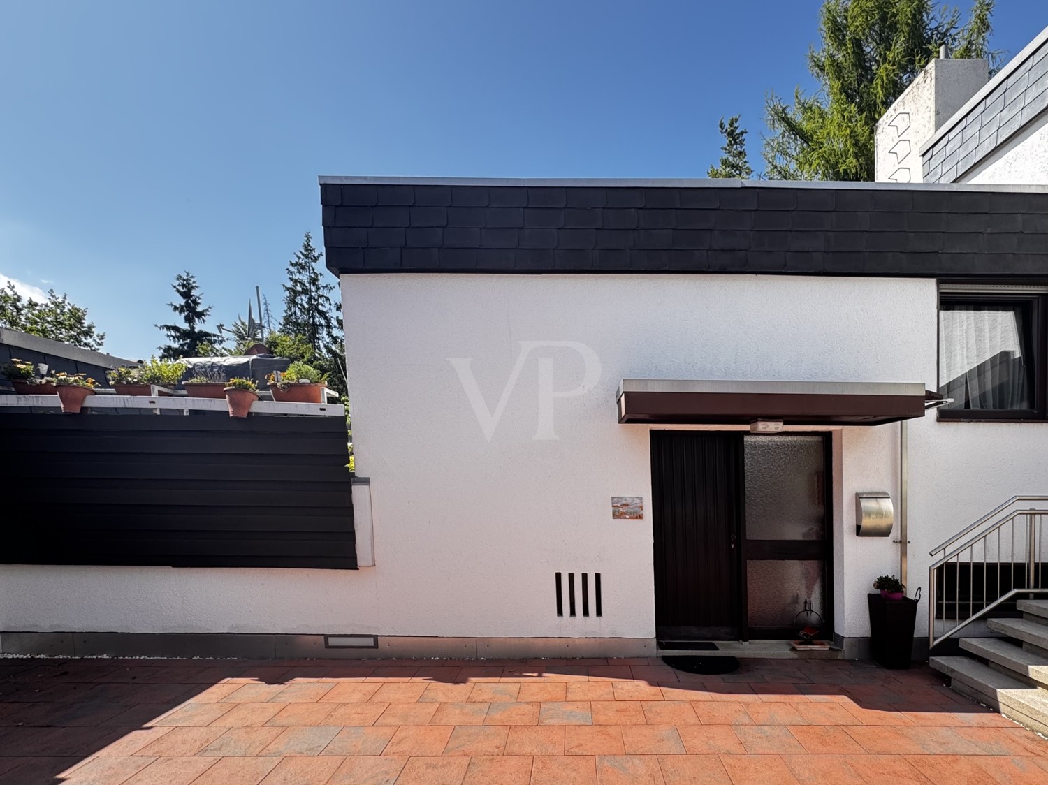 Reihenhaus-Bungalow
mit ca. 480 m² Grundstück