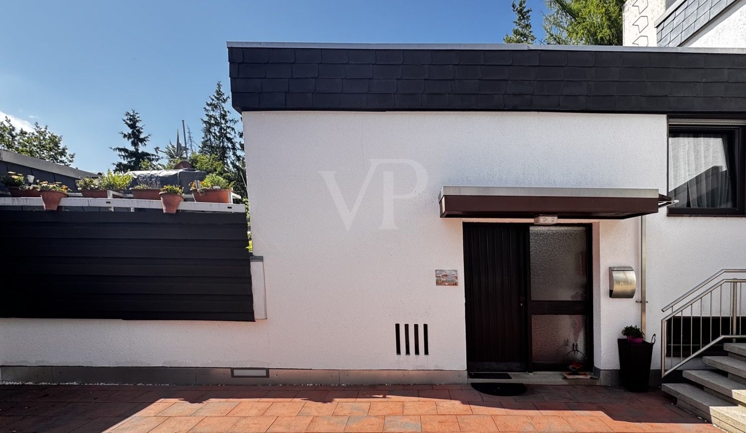 Reihenhaus-Bungalow
mit ca. 480 m² Grundstück