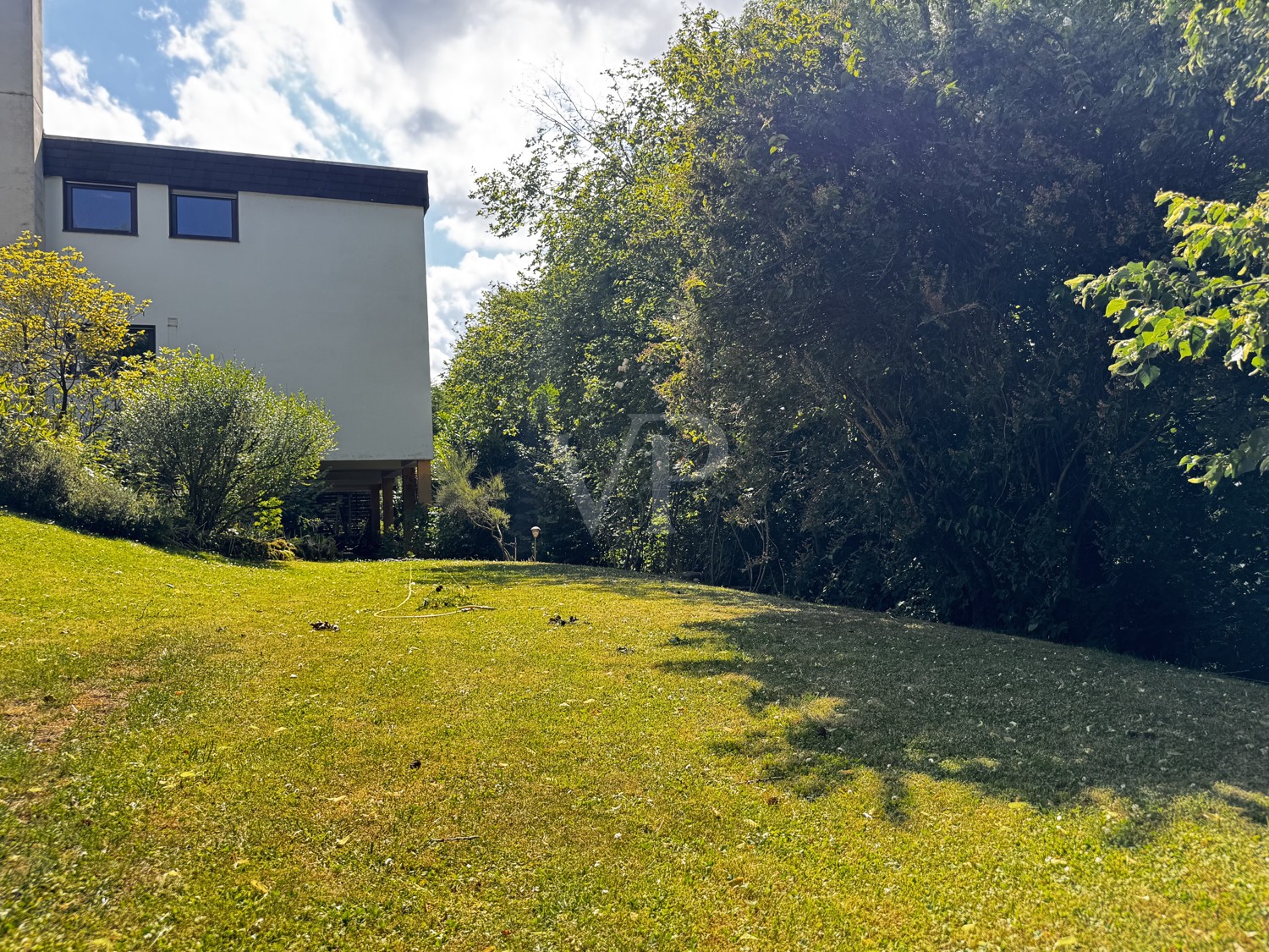 Reihenhaus-Bungalow
mit ca. 480 m² Grundstück