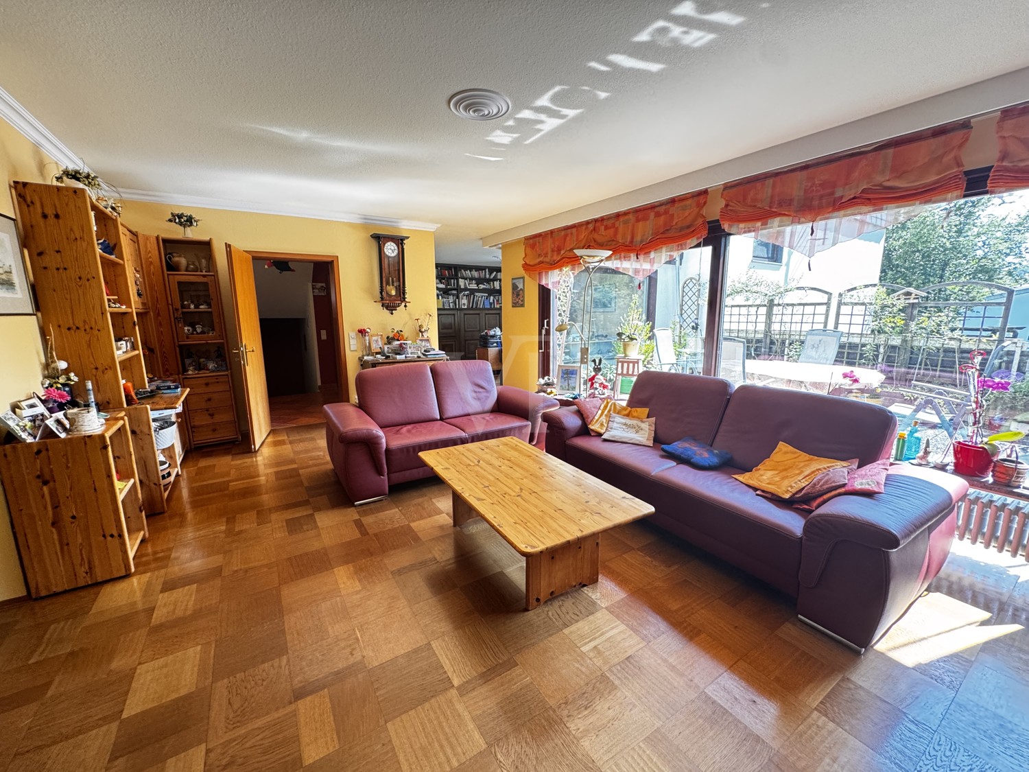 Reihenhaus-Bungalow
mit ca. 480 m² Grundstück