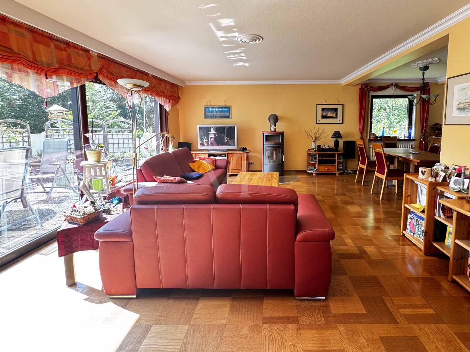 Reihenhaus-Bungalow
mit ca. 480 m² Grundstück