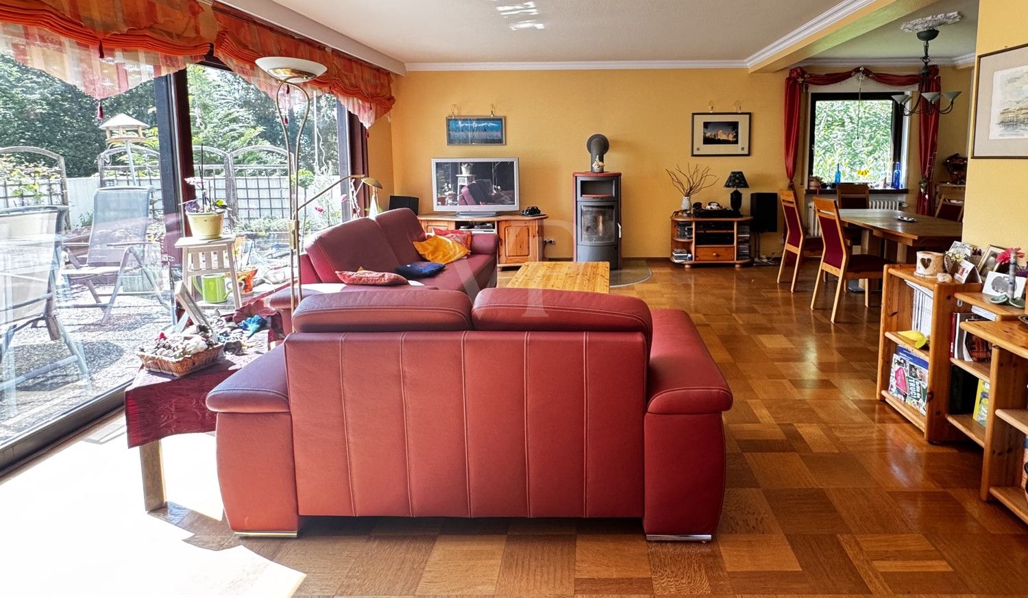 Reihenhaus-Bungalow
mit ca. 480 m² Grundstück