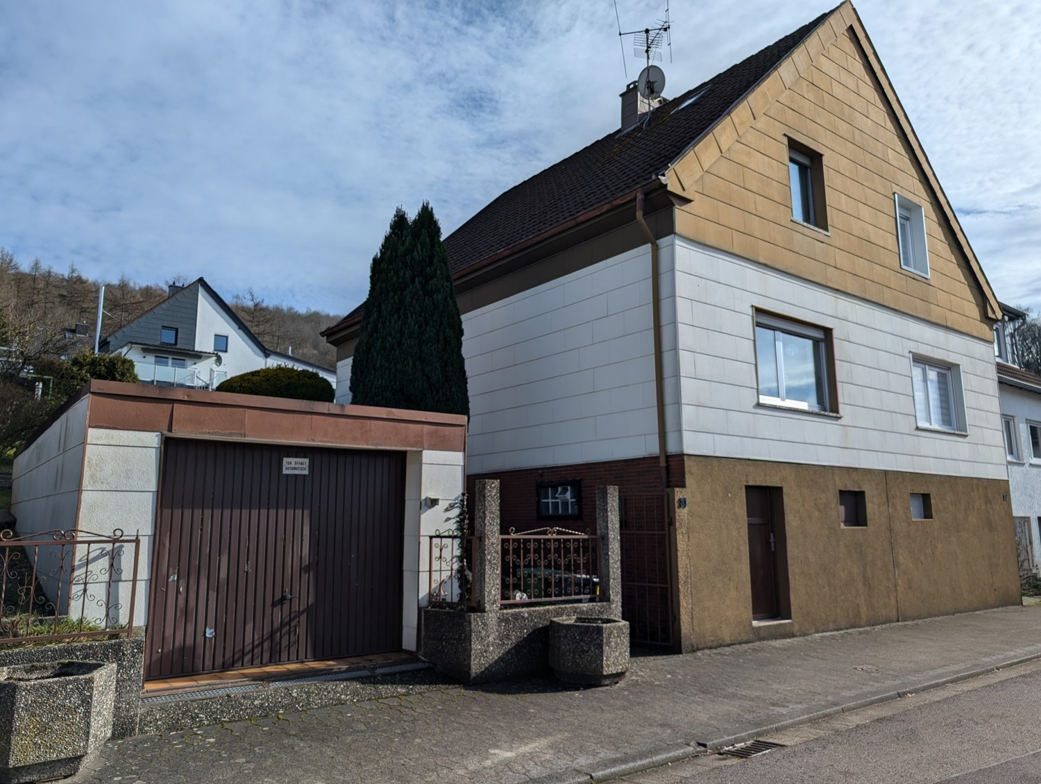 Doppelhaushälfte mit Garten und Garage