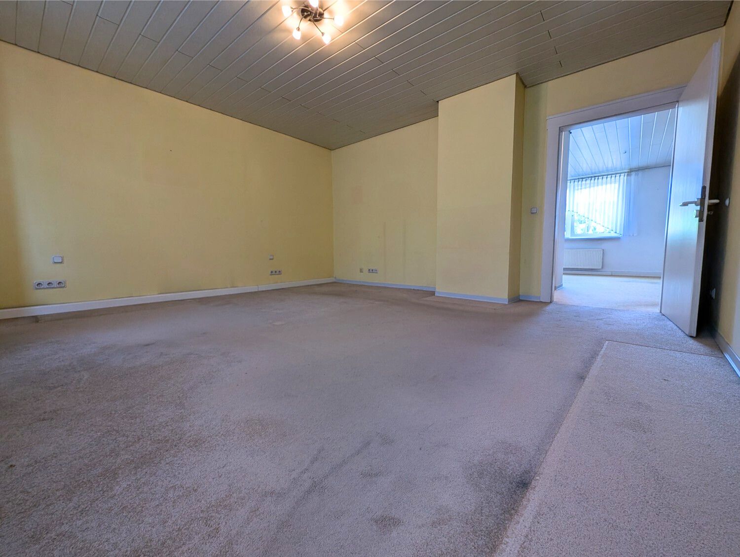 Großzügige 2-Zimmer-Wohnung in familiärer Atmosphäre 
- Stadtmitte Sulzbach/Saar