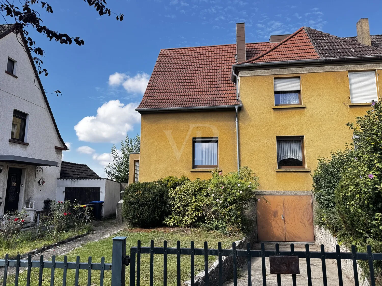 Familientraum in Völklingen! 
Doppelhaushälfte mit Gewächshaus und historischem Flair