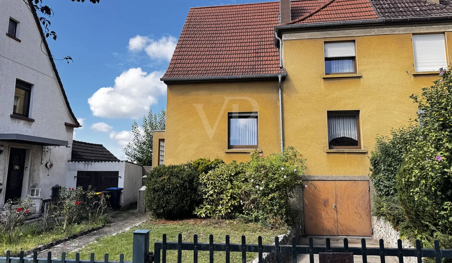 Familientraum in Völklingen! 
Doppelhaushälfte mit Gewächshaus und historischem Flair