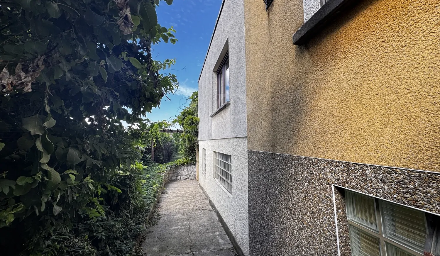 Familientraum in Völklingen! 
Doppelhaushälfte mit Gewächshaus und historischem Flair