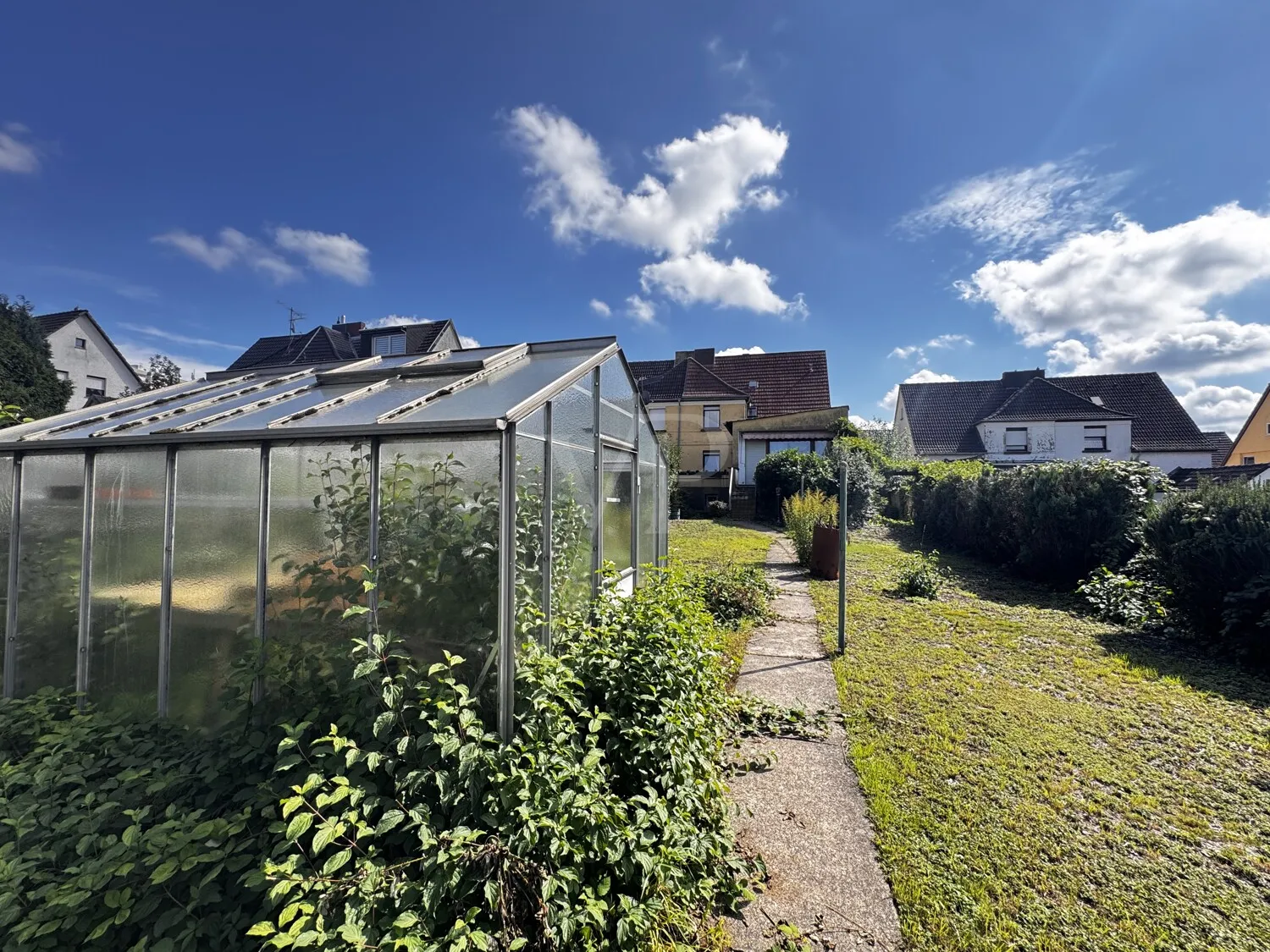 Familientraum in Völklingen! 
Doppelhaushälfte mit Gewächshaus und historischem Flair