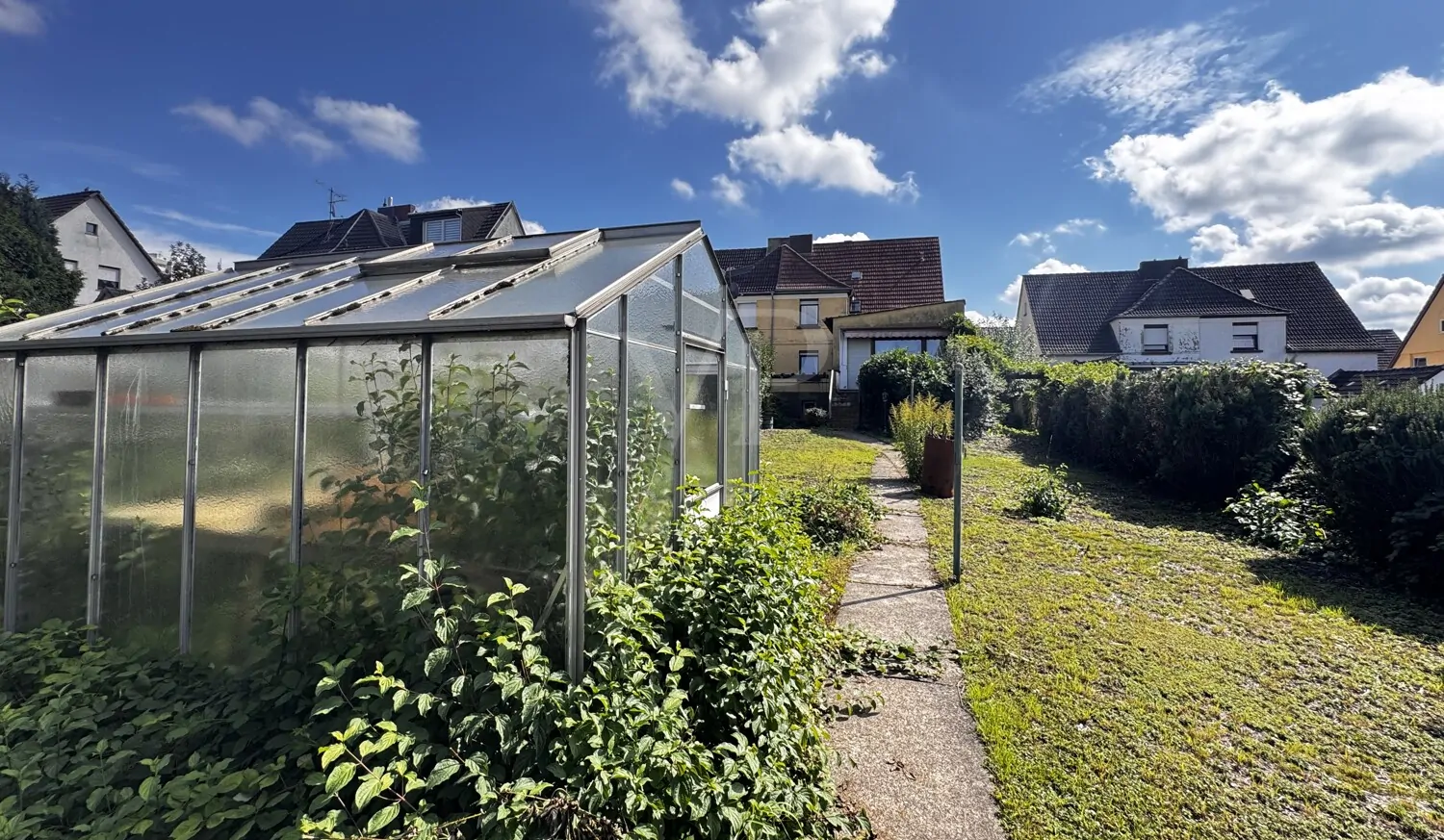 Familientraum in Völklingen! 
Doppelhaushälfte mit Gewächshaus und historischem Flair