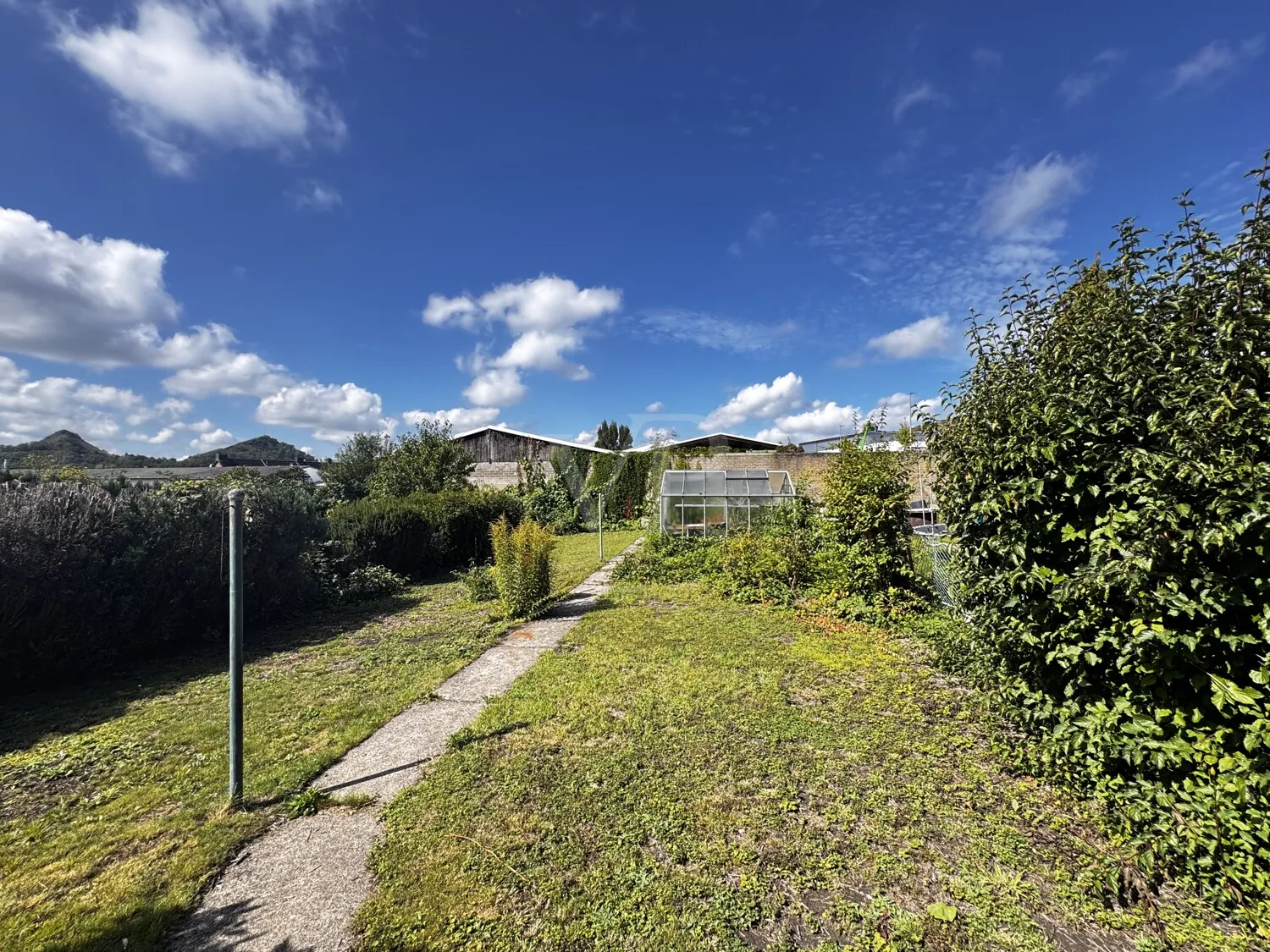 Familientraum in Völklingen! 
Doppelhaushälfte mit Gewächshaus und historischem Flair