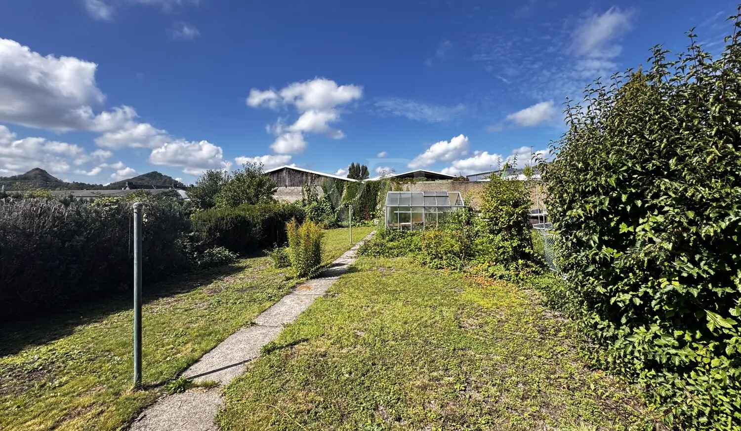 Familientraum in Völklingen! 
Doppelhaushälfte mit Gewächshaus und historischem Flair