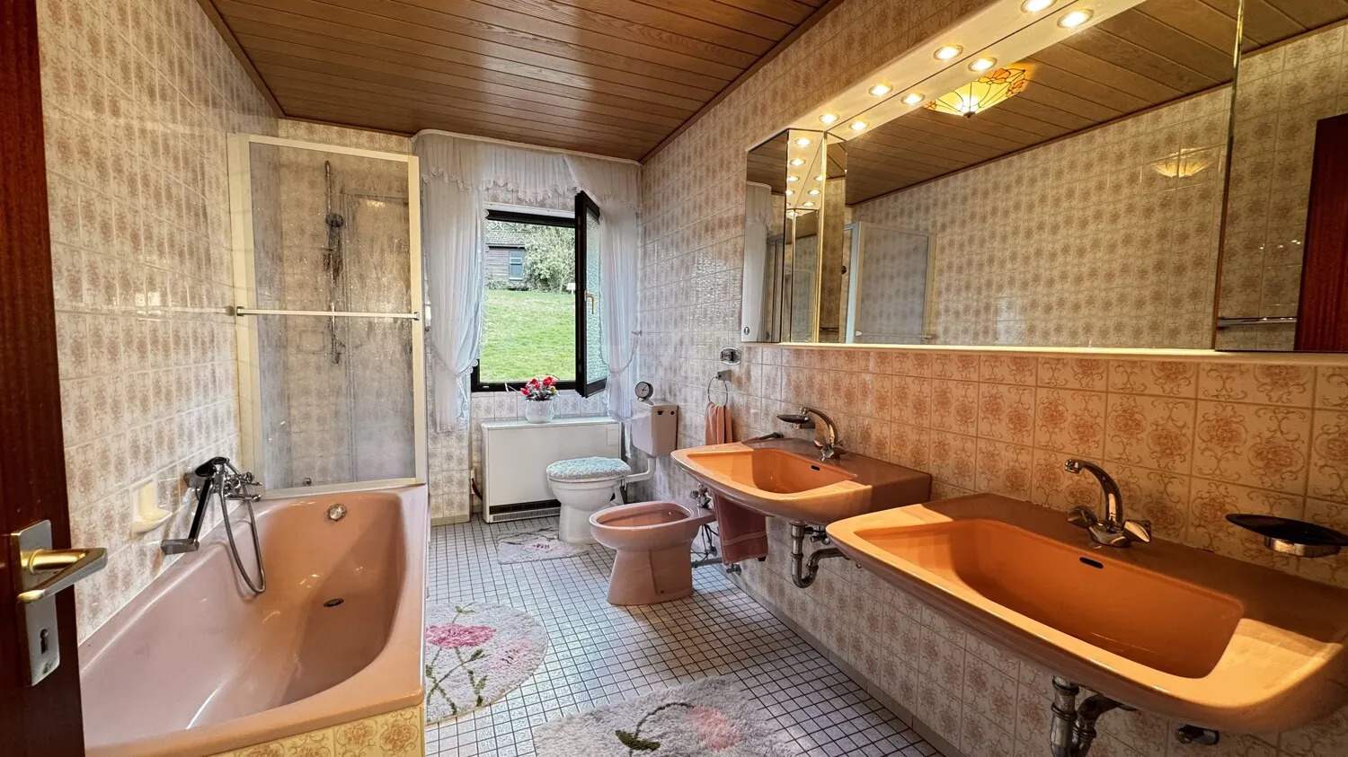 Wo Raum auf Freiheit trifft!
Ein Zuhause mit Gartenparadies