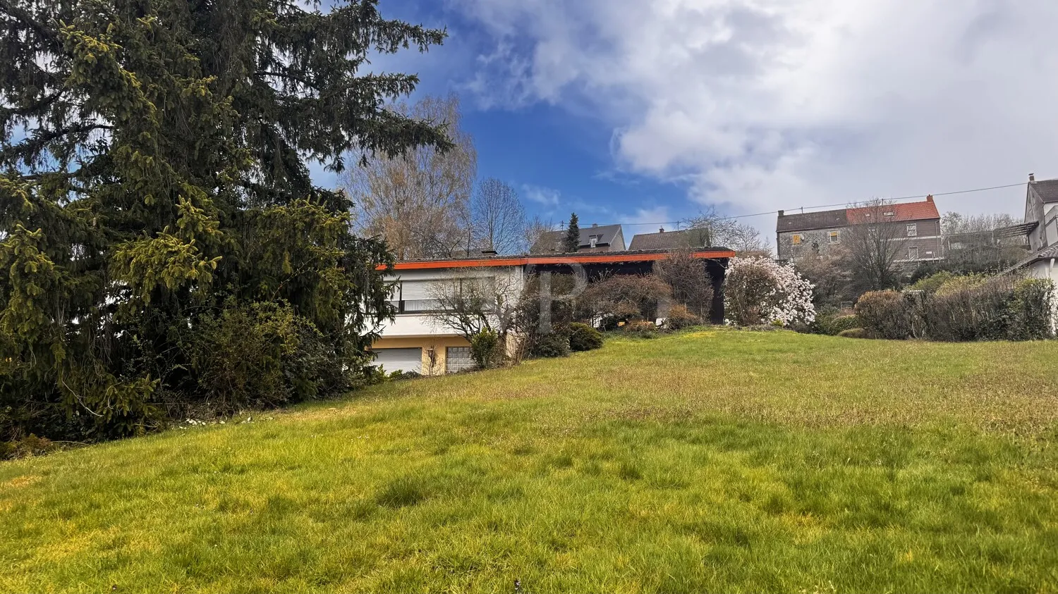Wo Raum auf Freiheit trifft!
Ein Zuhause mit Gartenparadies