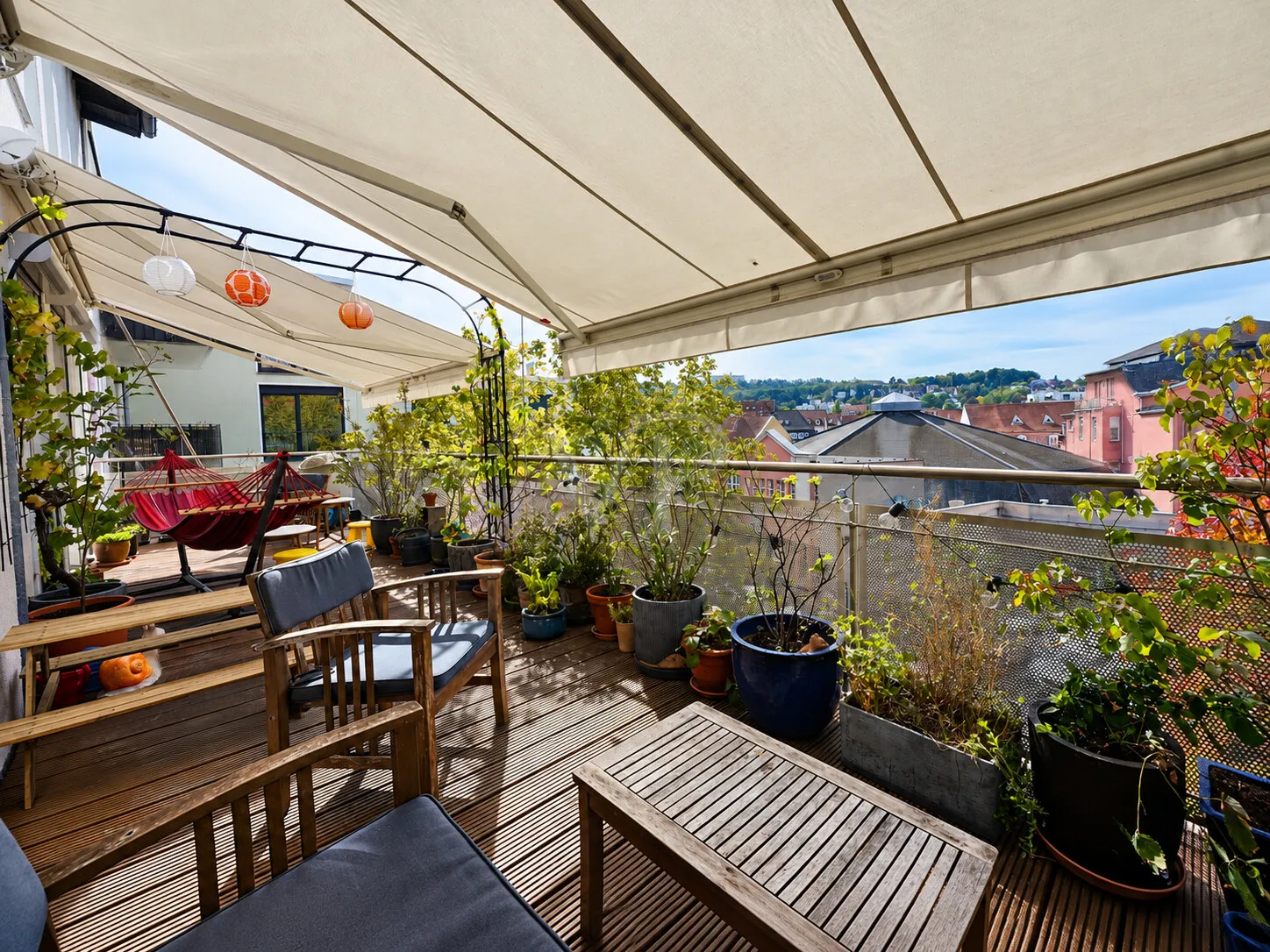 Gemütliche Stadtterrasse mit Pflanzen und Ausblick