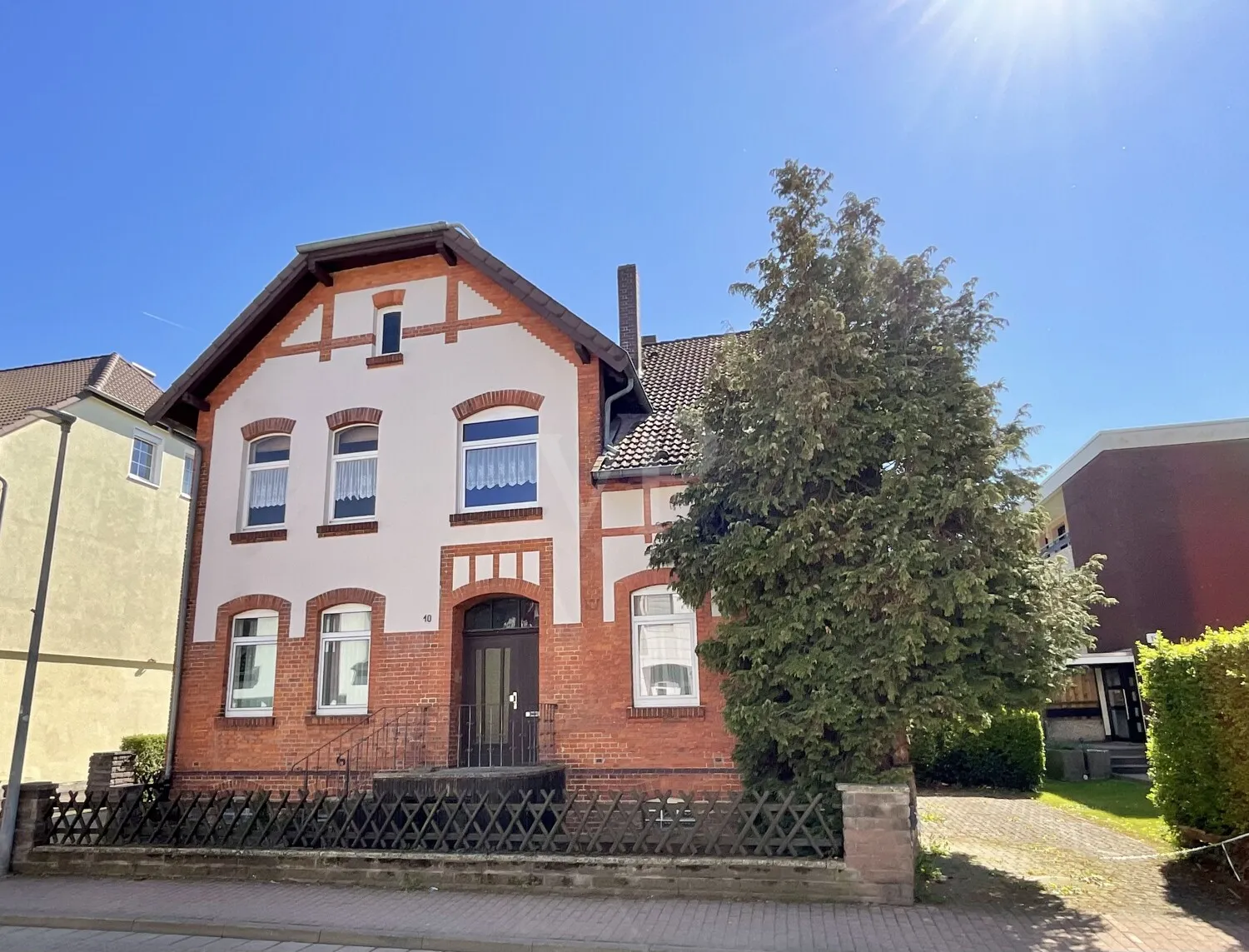 1.998m² großes Grundstück: bebaut mit Zweifamilienhaus, Bungalow & Nebengebäude mit vielen Optionen!
