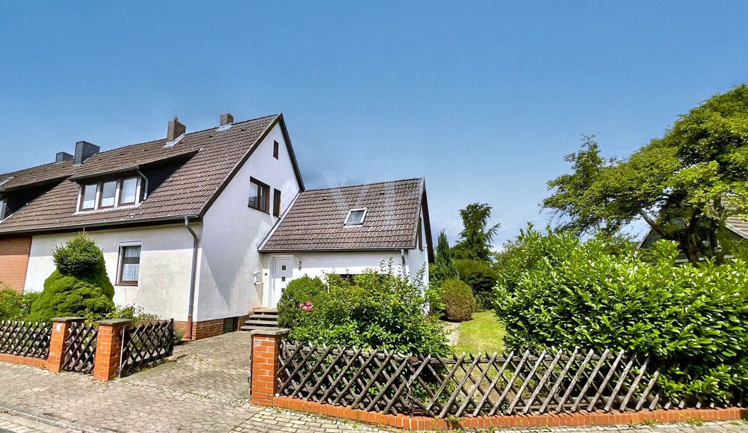 Doppelhaushälfte mit ausgebautem Dachgeschoss und Vollkeller auf einem 815 m² großen Grundstück!