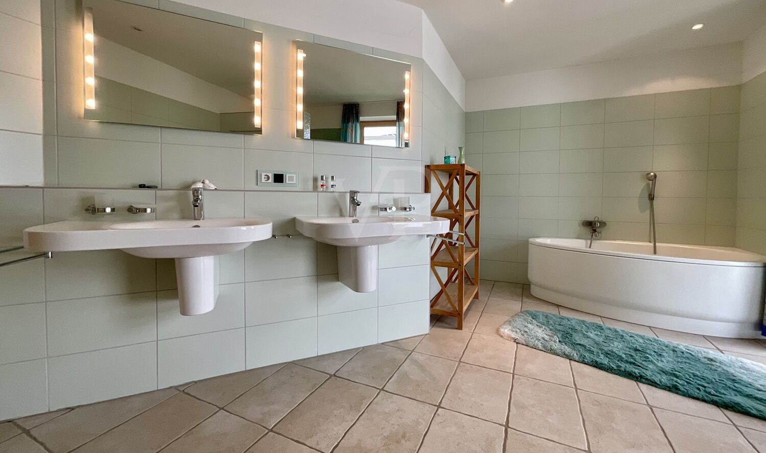 Badezimmer mit Dusche und Wanne OG