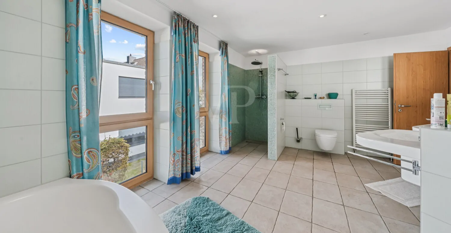 Badezimmer mit Dusche und Wanne OG