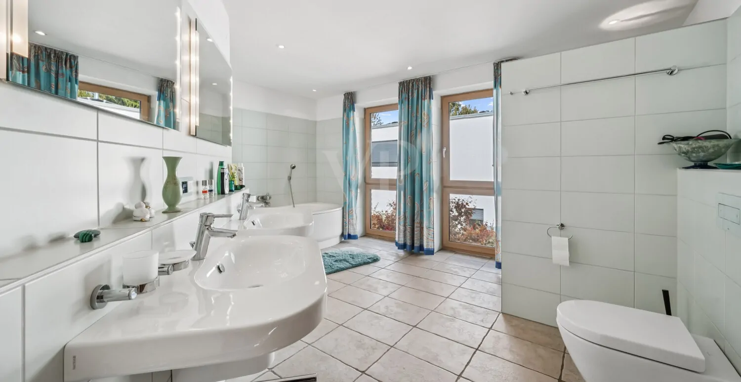 Badezimmer mit Dusche und Wanne OG