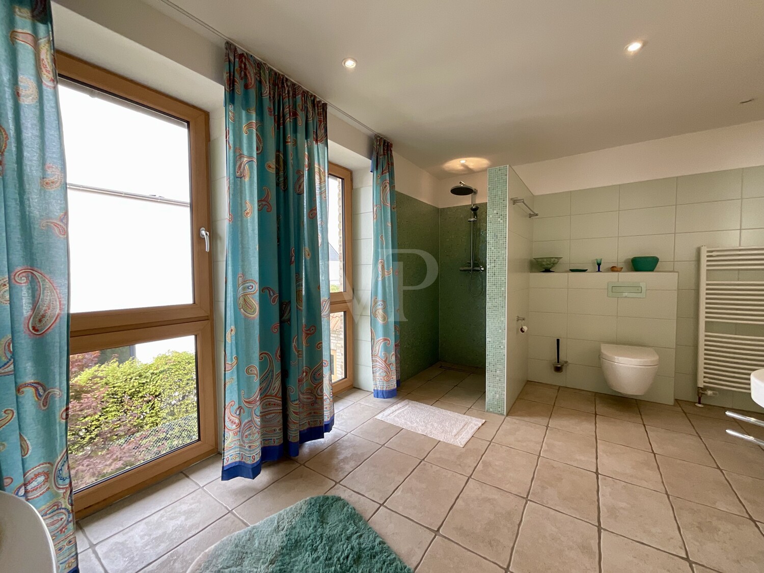 Badezimmer mit Dusche und Wanne OG