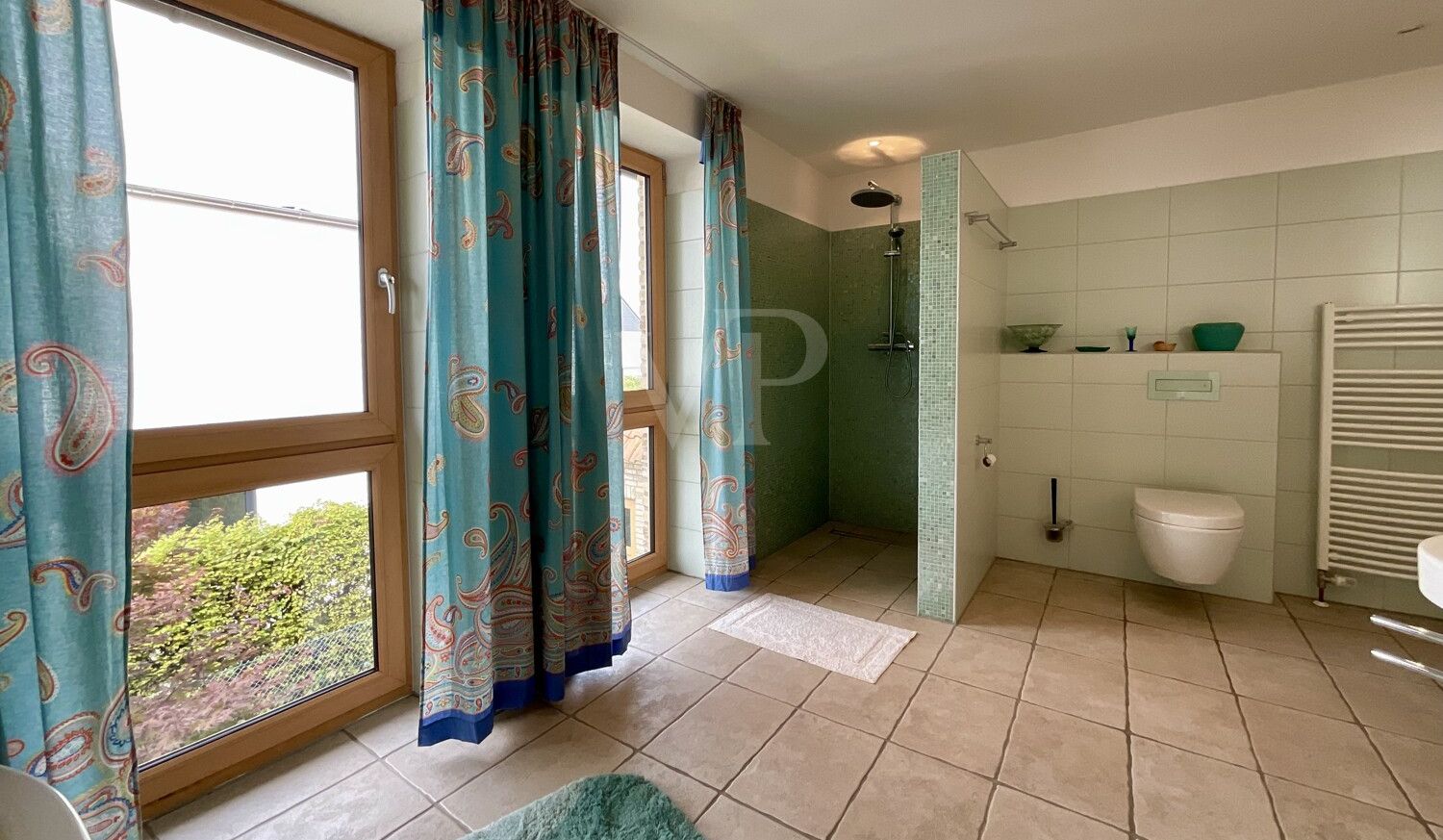 Badezimmer mit Dusche und Wanne OG