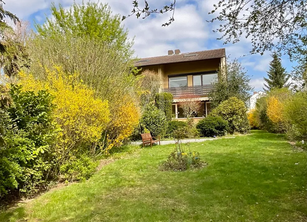 Garten mit Blick auf das Haus